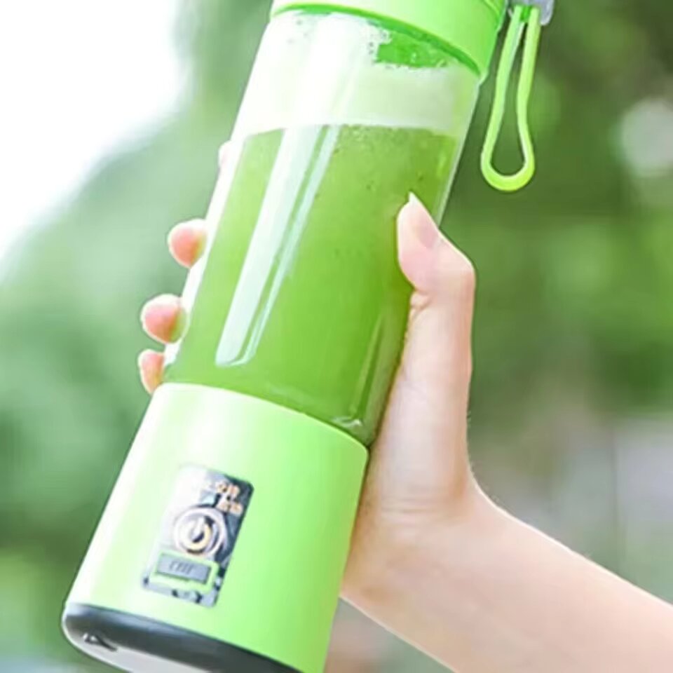 Portable mini fruit juicer